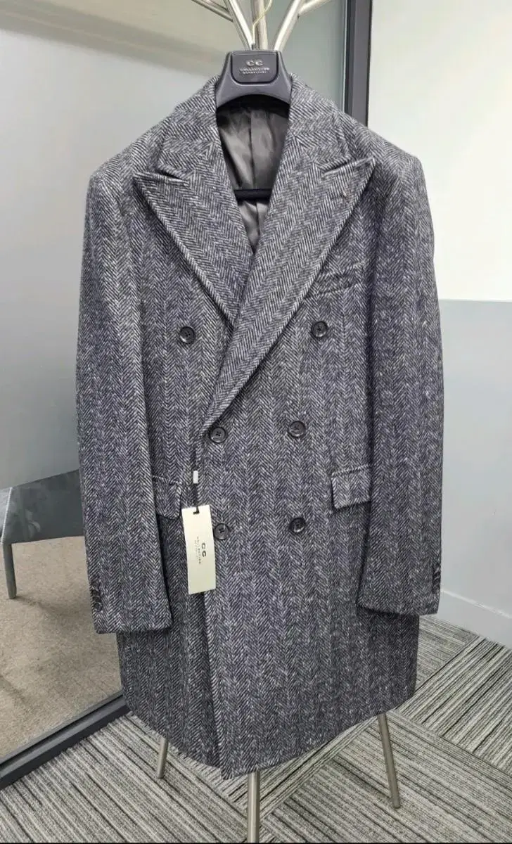 꼬르넬리아니 CORNELIANI 더블 브레스트 헤링본 코트 52